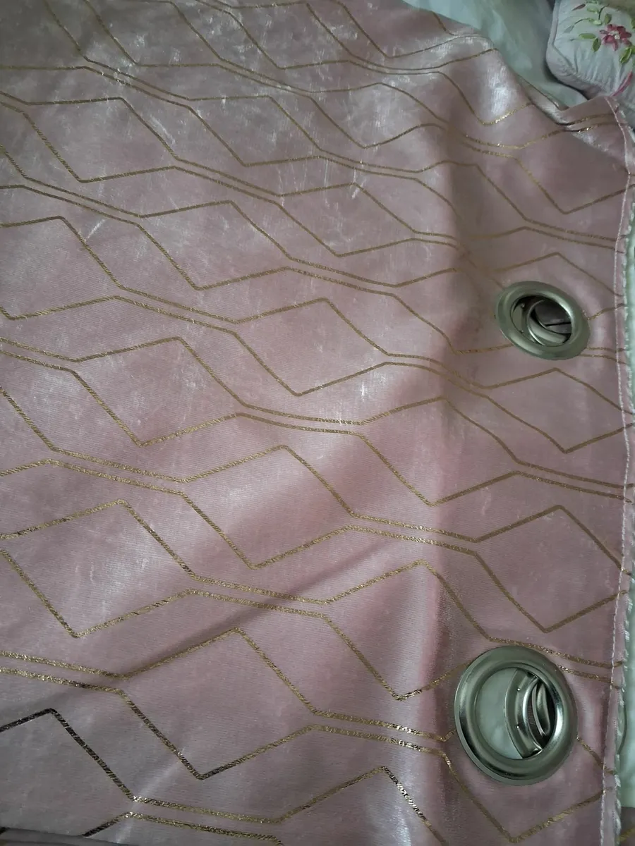 90 x 90 blush with copper gold curtains - Image 1