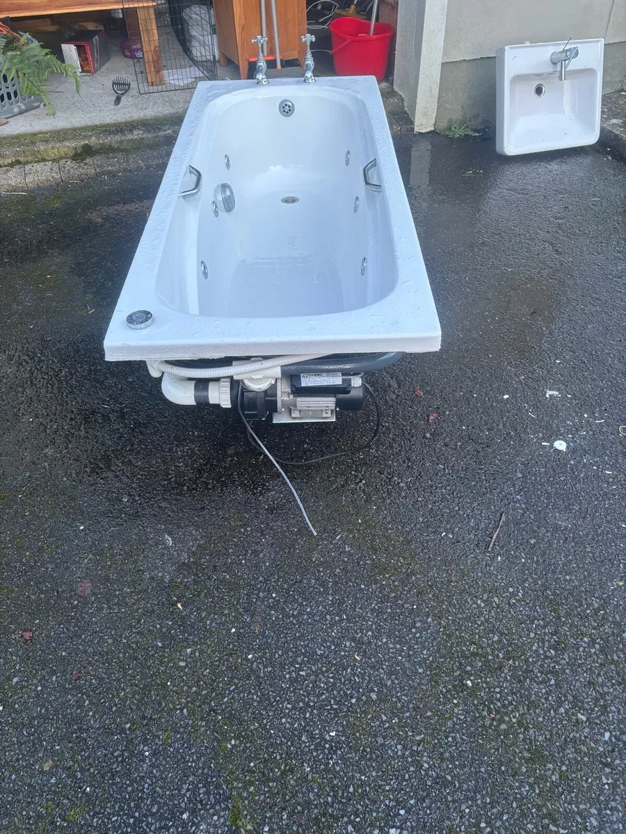 Jacuzzi bath - Image 1
