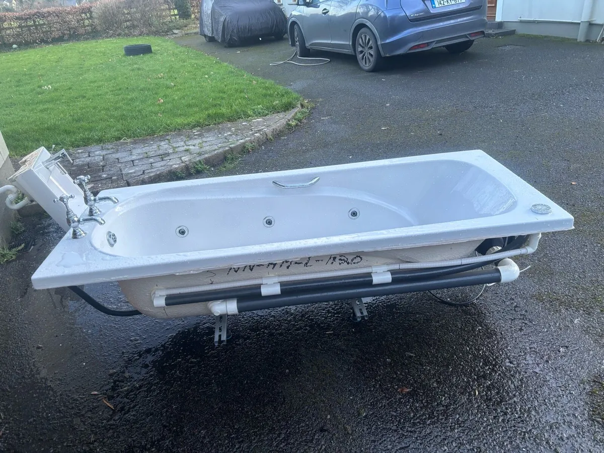 Jacuzzi bath - Image 2