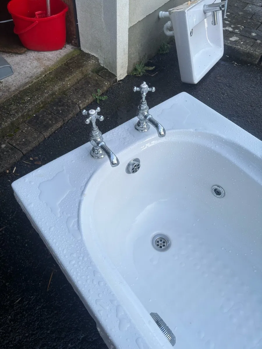 Jacuzzi bath - Image 3