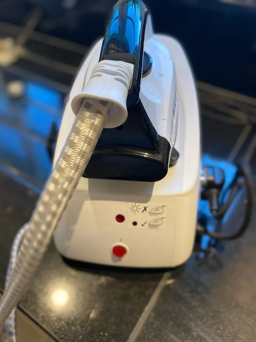 Russell Hobs Steam Iron - Image 2