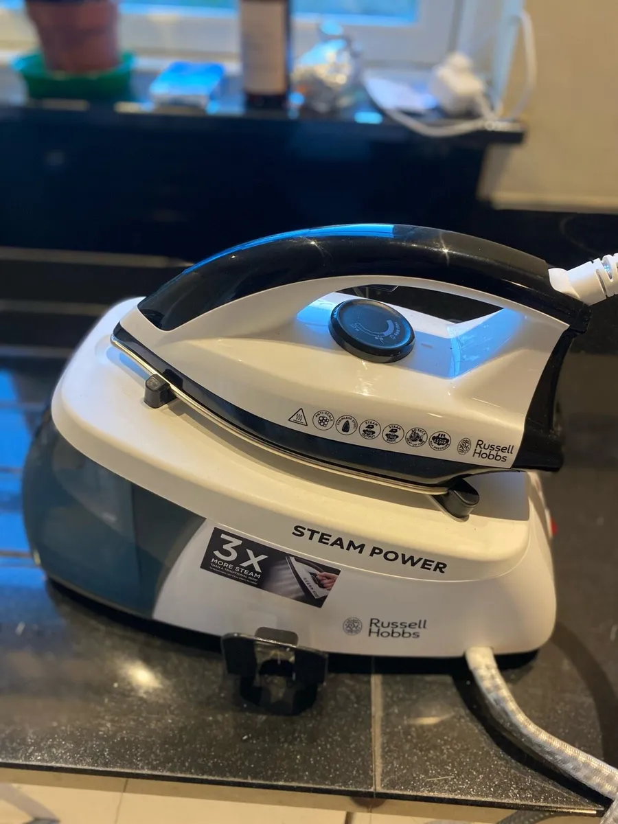 Russell Hobs Steam Iron - Image 1