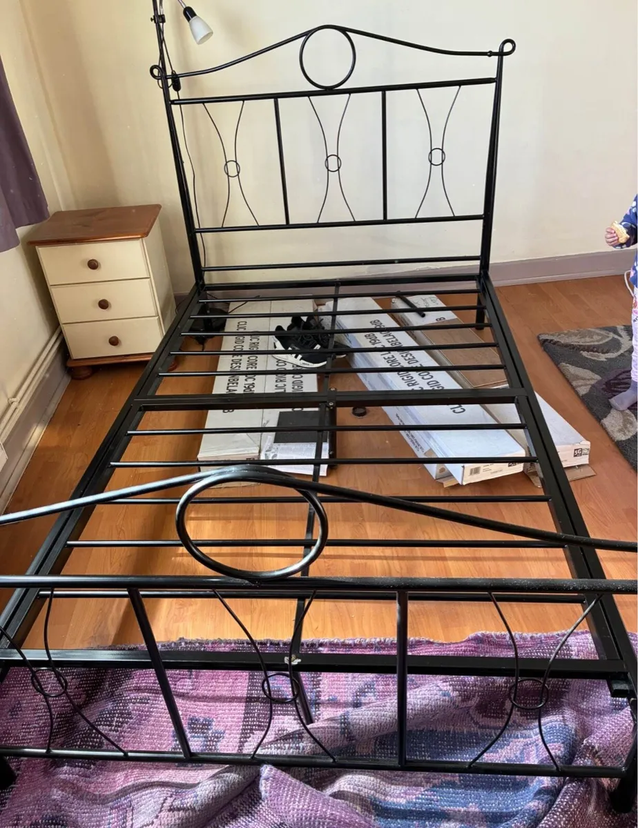 Beautiful Black 4 Foot Small Double Metal Bed - Image 2