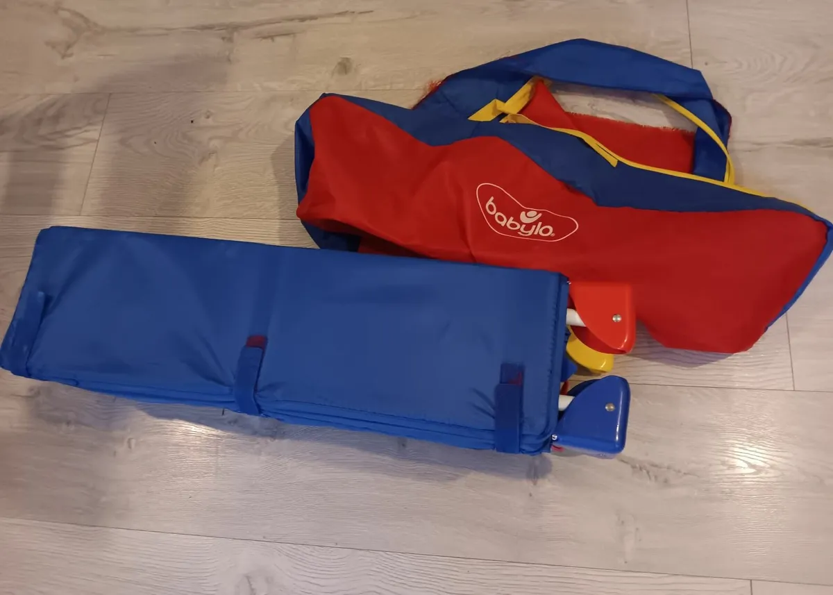 Cot, travel cot - Image 1