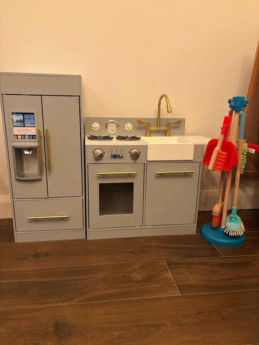 Play Kitchen & Mellissa Doug Food - Image 1