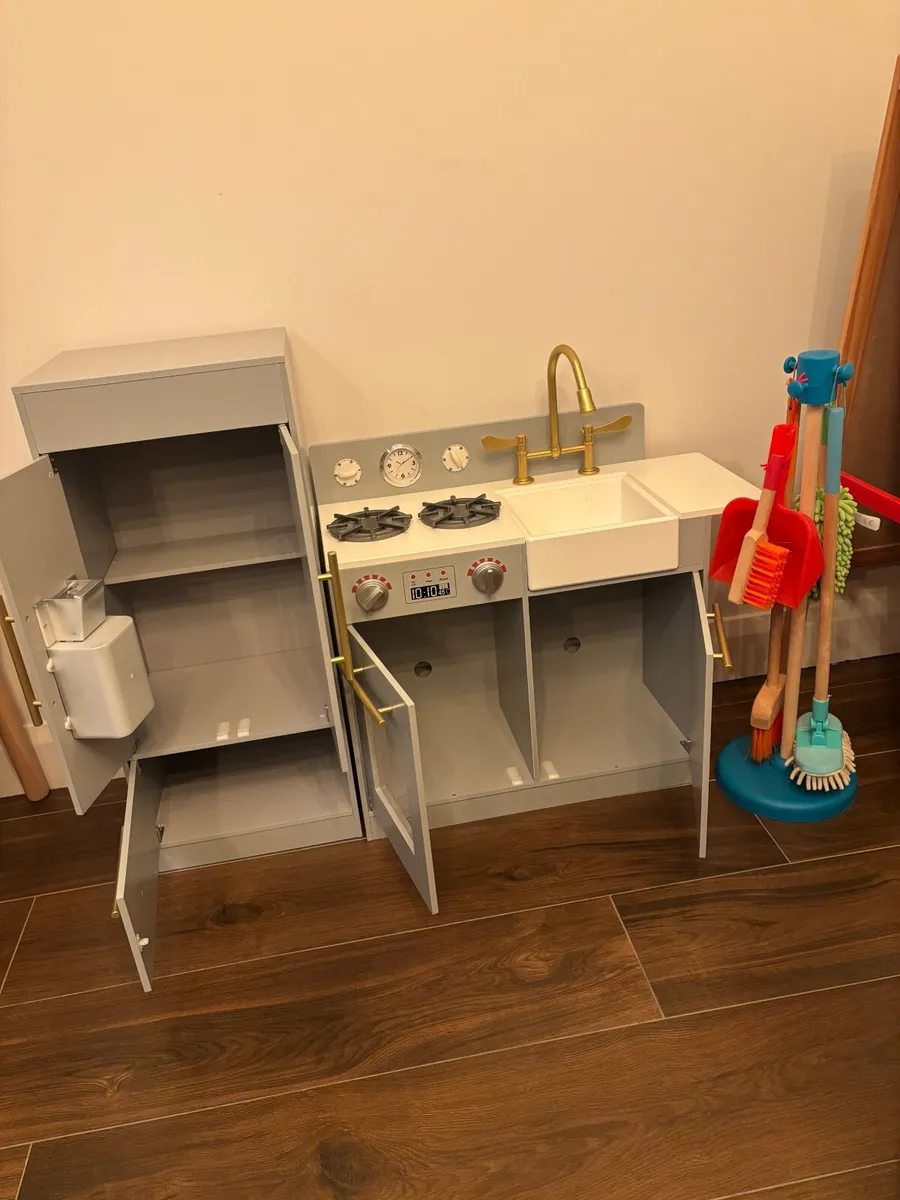 Play Kitchen & Mellissa Doug Food - Image 3