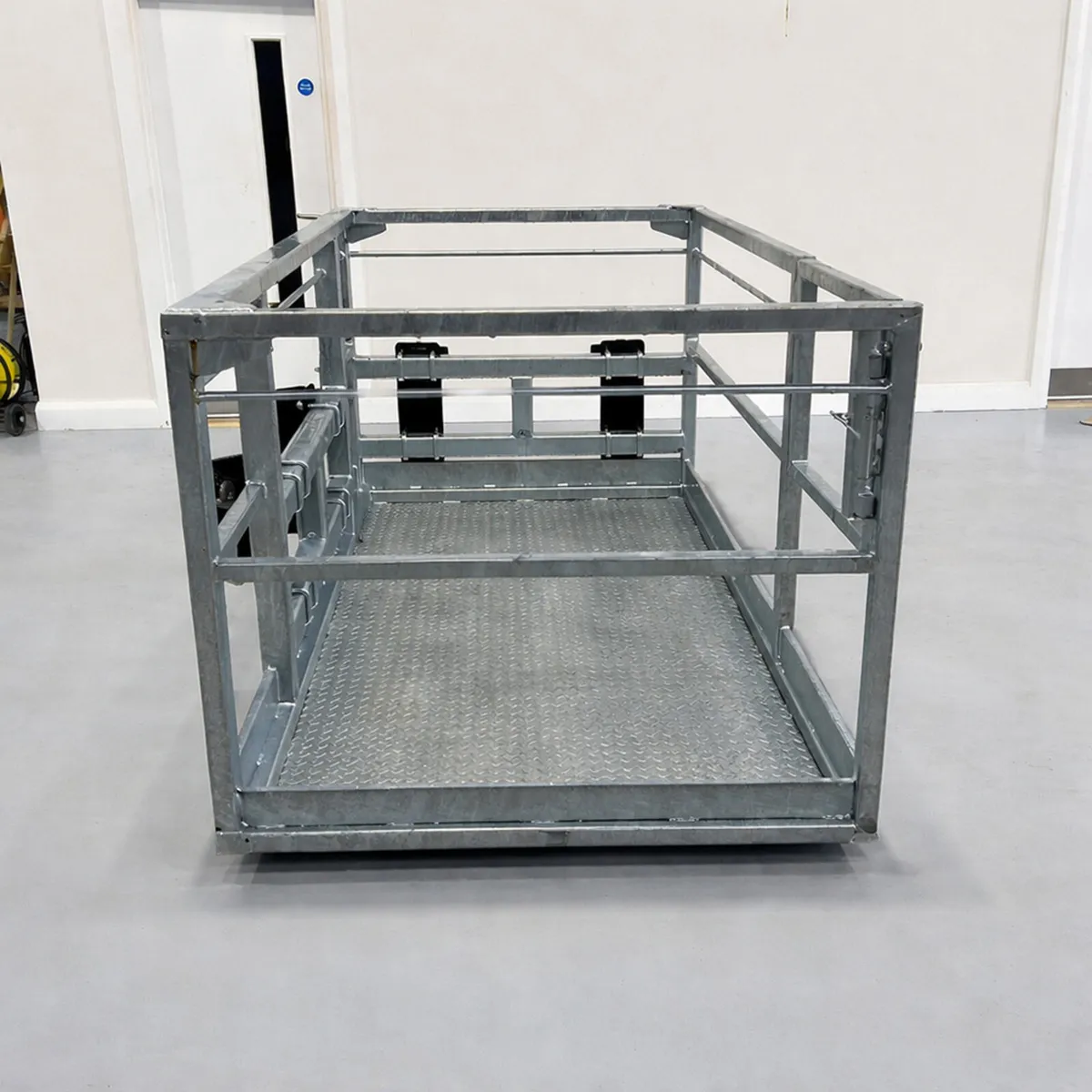 8x4 Safety cage / baskets Brackets Both Sides - Image 4