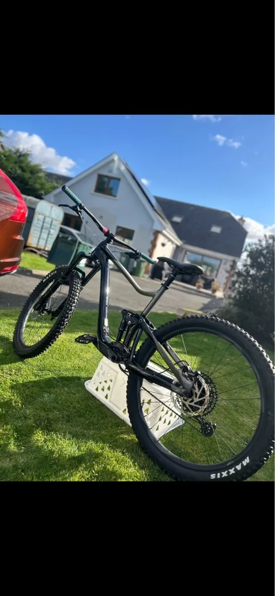 Giant dual suspension bike - Image 3