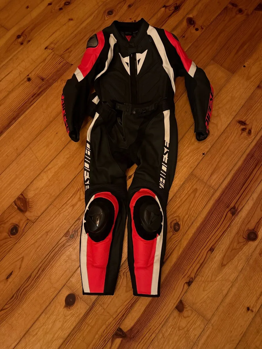 Dainese Avro 4 size 48 - Image 1