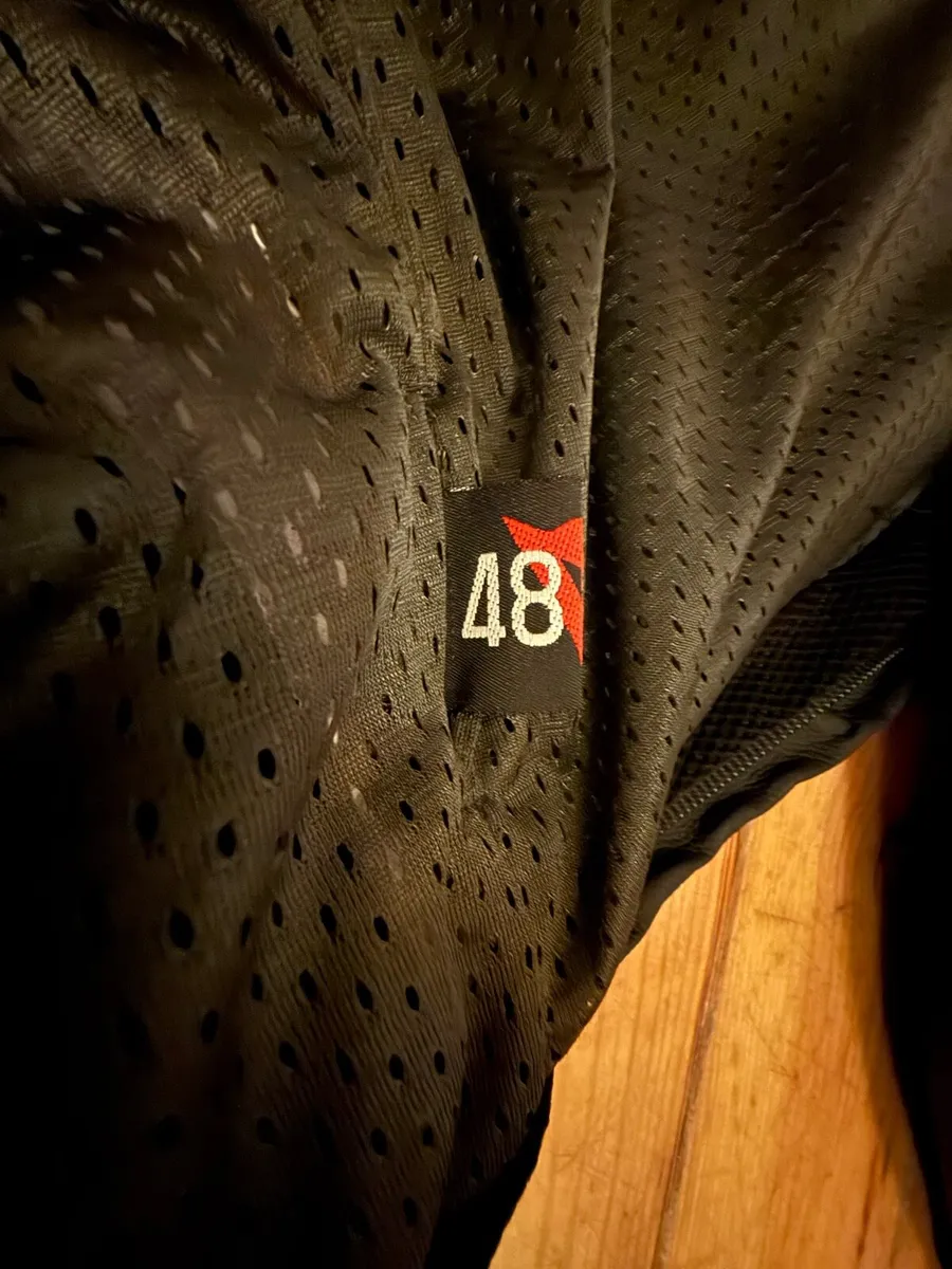 Dainese Avro 4 size 48 - Image 2