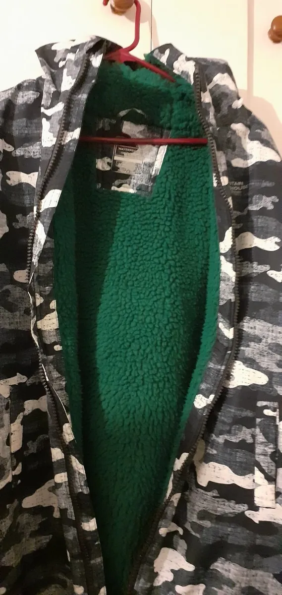 Change Robe Mountain Warehouse - Image 4