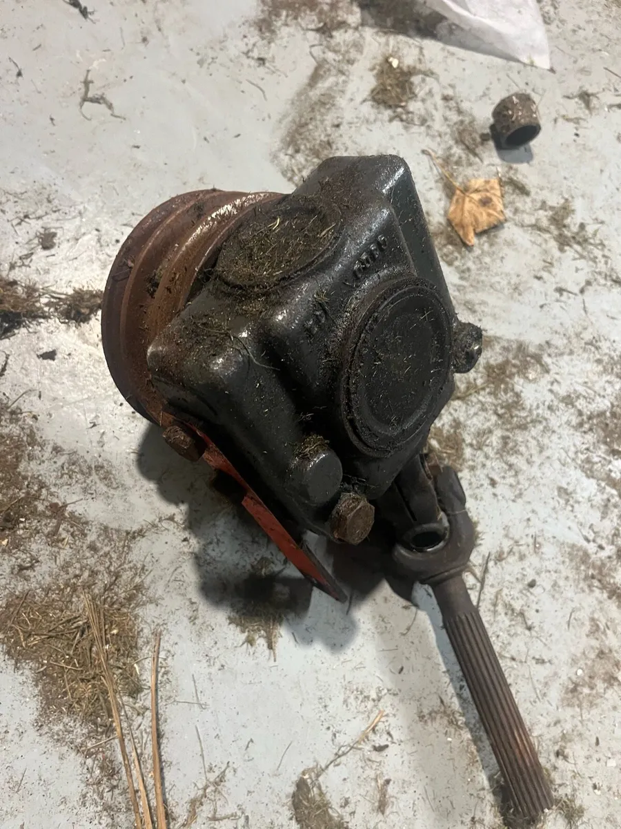 Kubota g21 deck gear box - Image 1