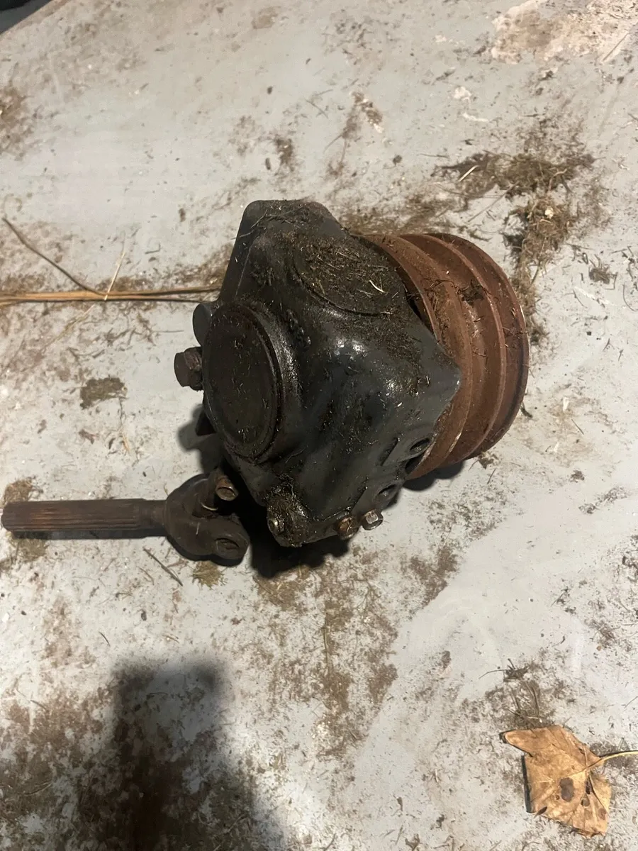 Kubota g21 deck gear box - Image 2