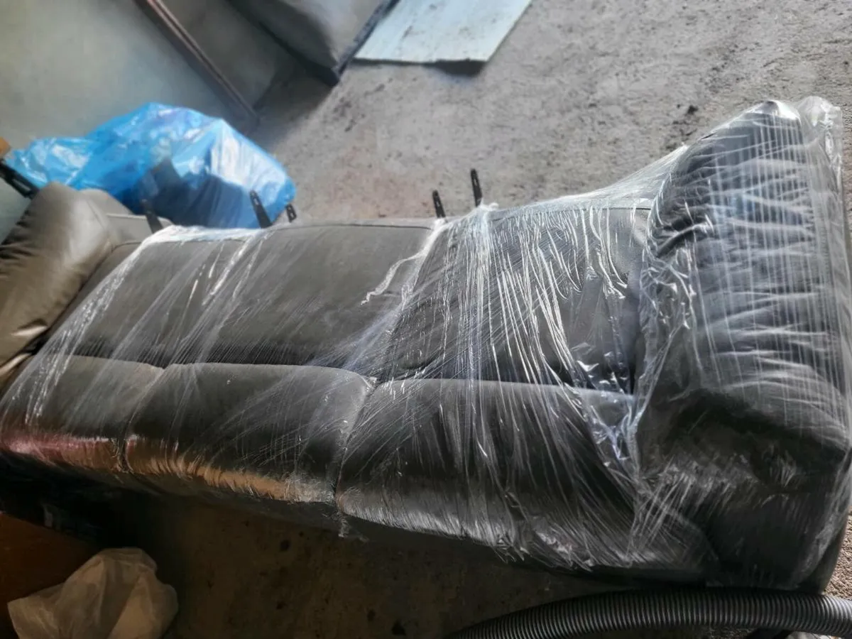 3 seater couch - Image 1