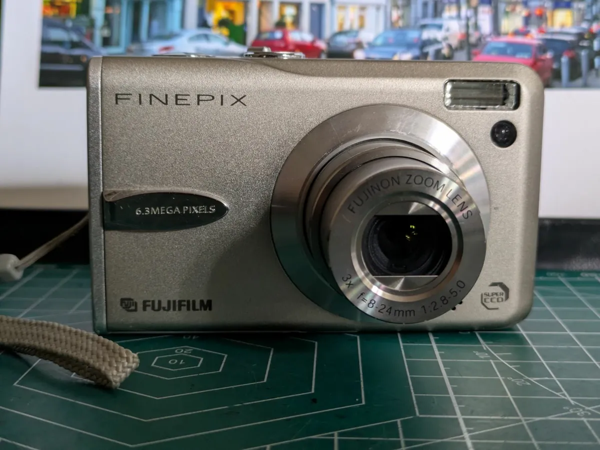 Fujifilm F30 6MP SuperCCD🌈 digital compact camera - Image 1