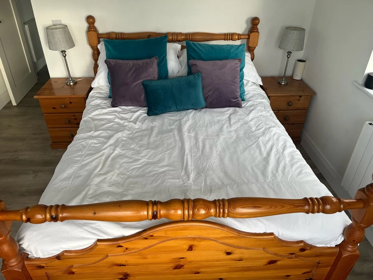 Pine bedroom set - Image 1