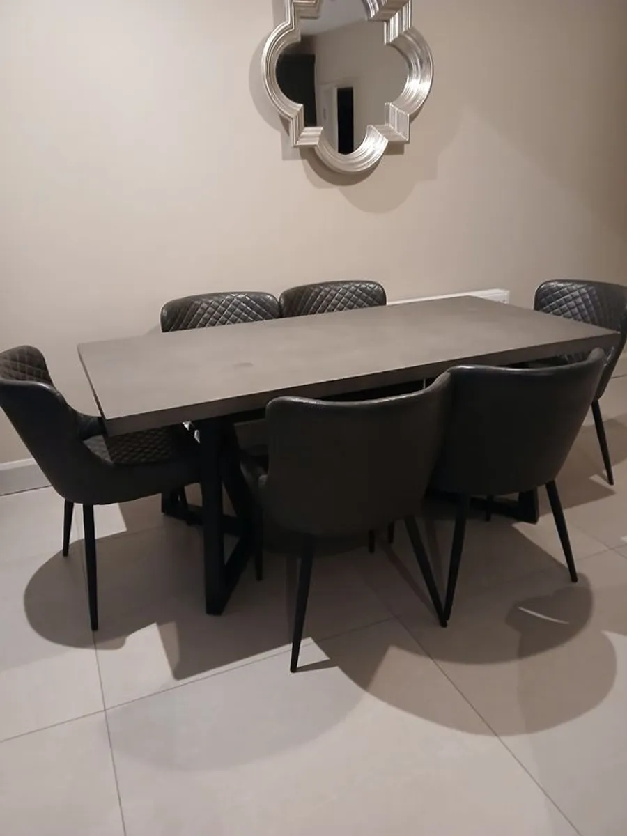 Dining table and 6 chairs - Image 1