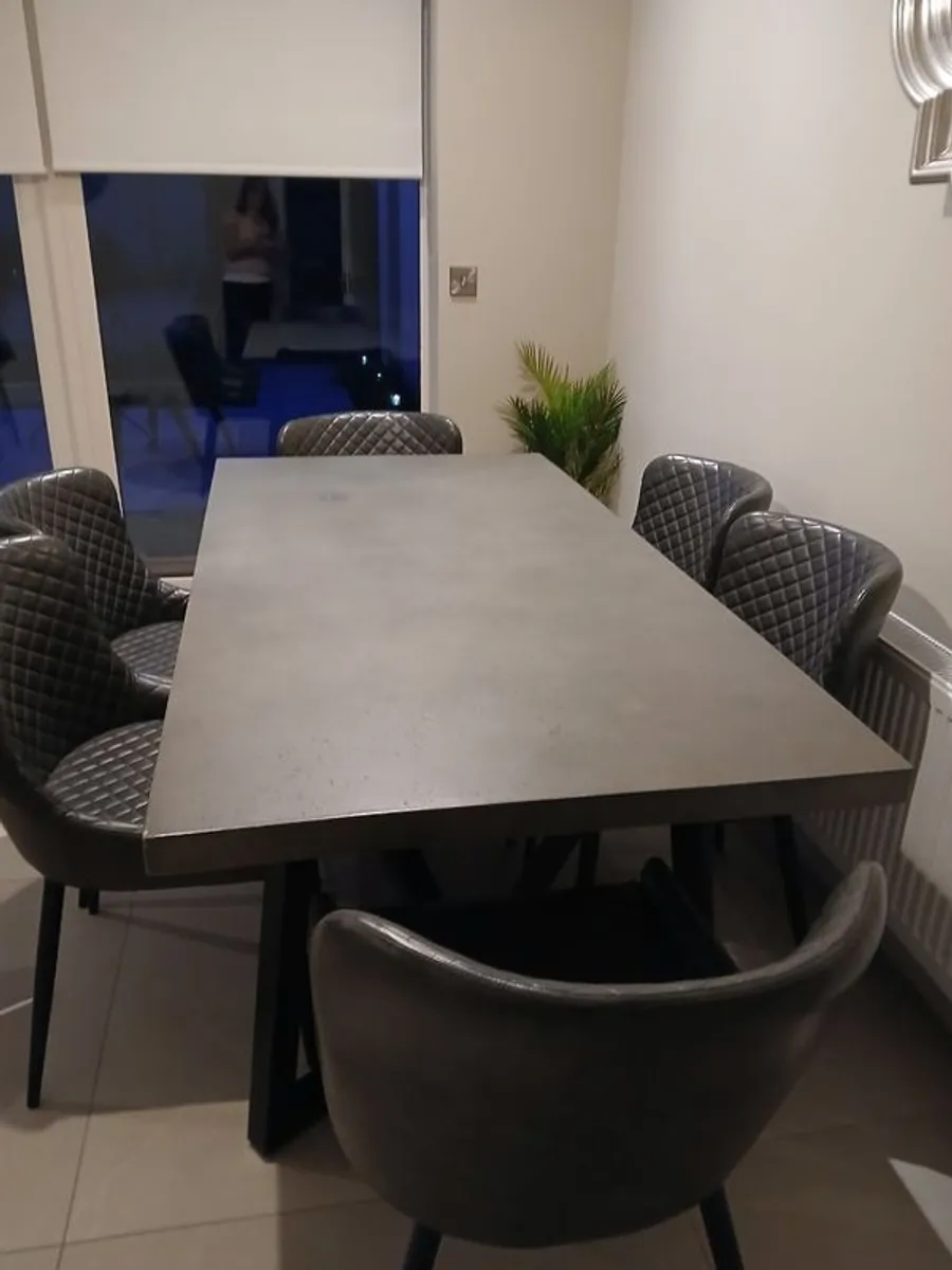 Dining table and 6 chairs - Image 3