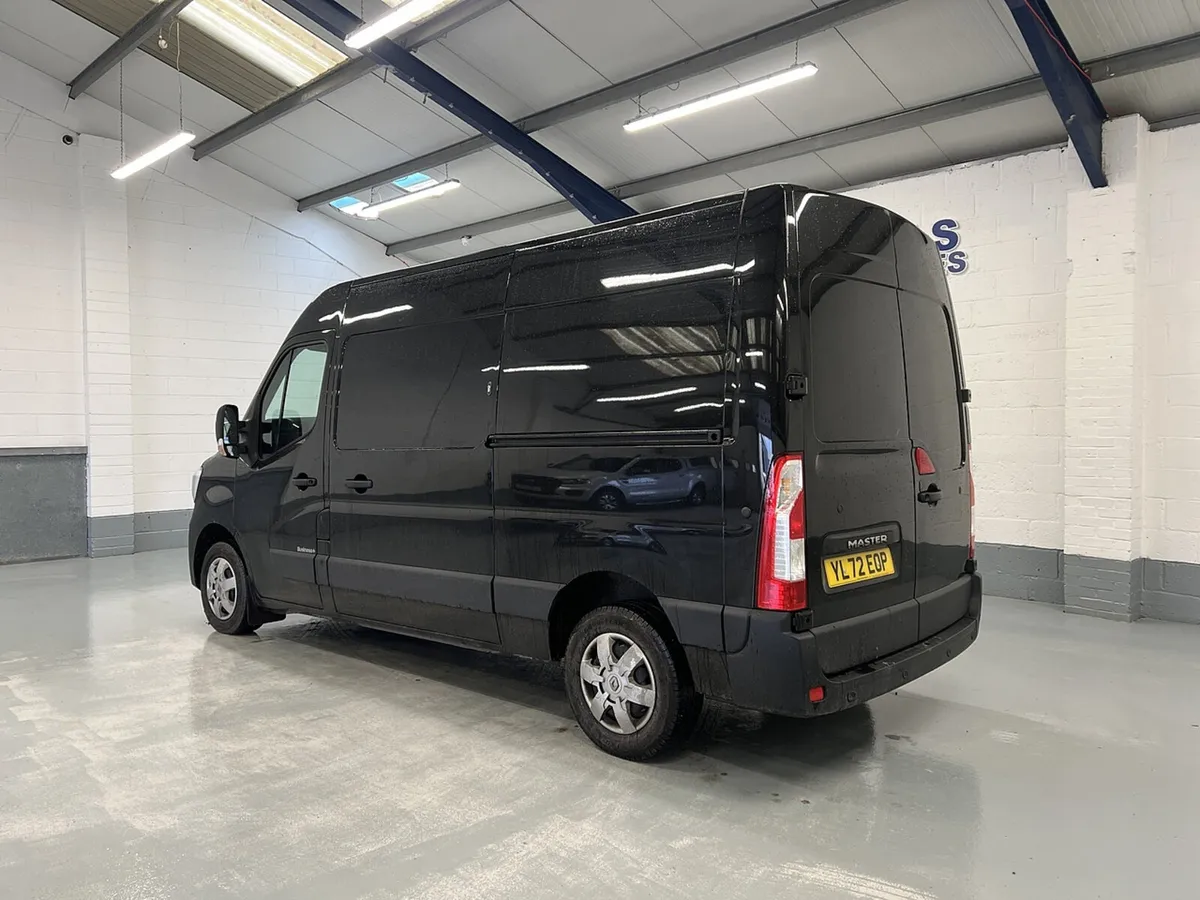 2023 Renault Master Medium Roof Panel Van - Image 2
