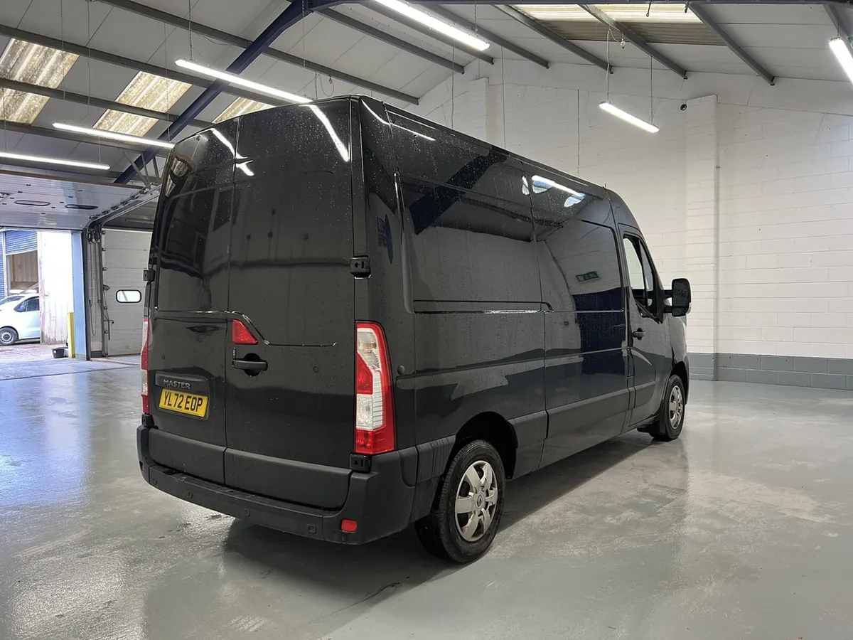 2023 Renault Master Medium Roof Panel Van - Image 3