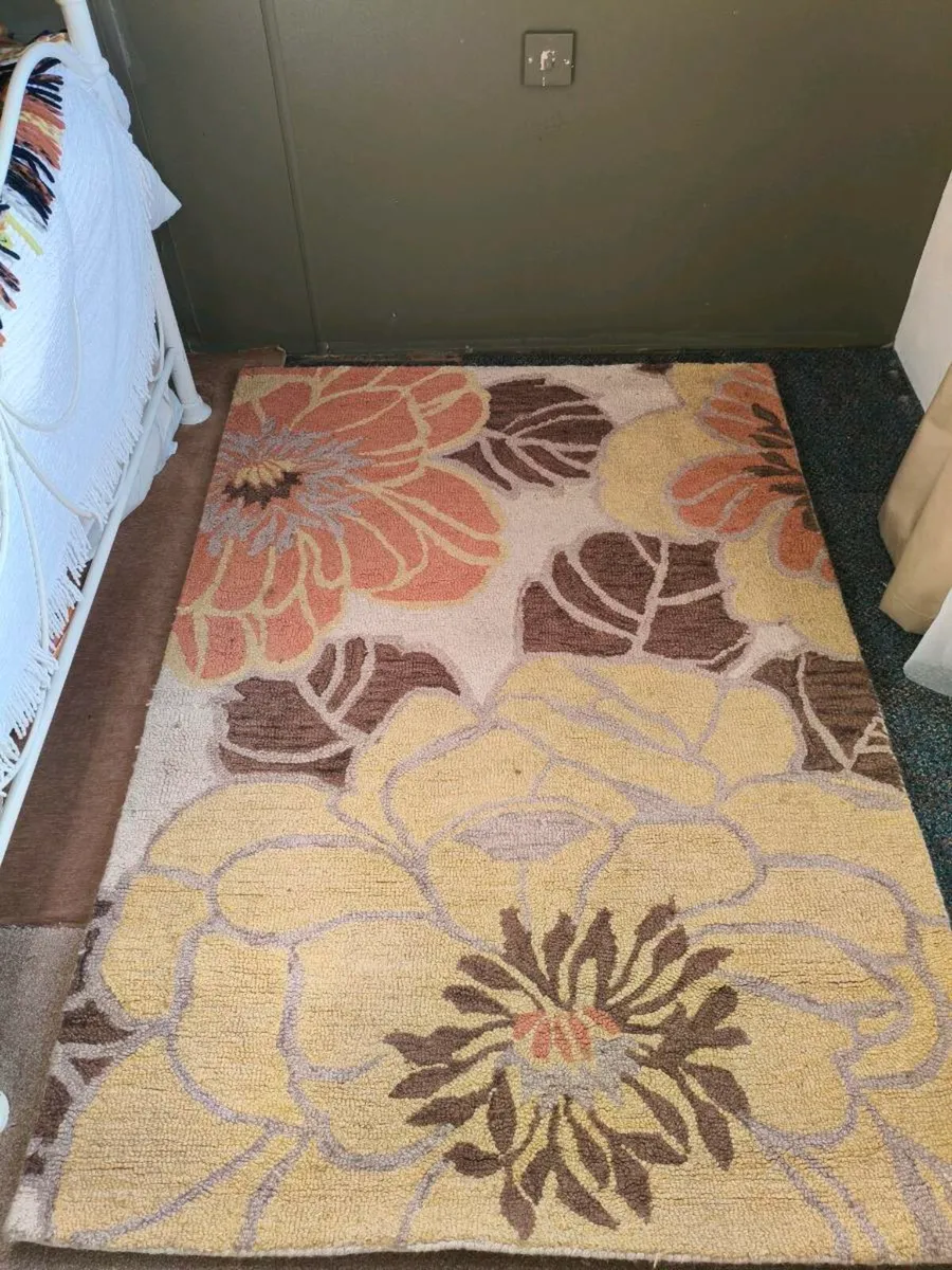 Beautiful unusual rug like new, - Image 1