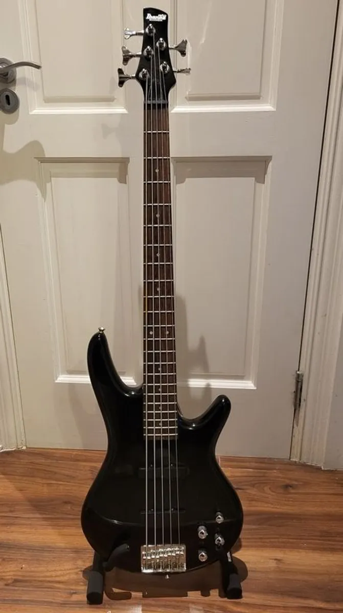 Ibanez Soundgear GIO GSR 205 5 string bass - Image 1