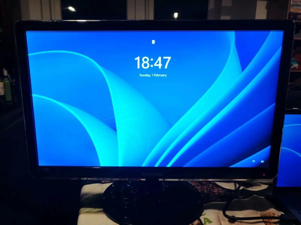 Samsung 24" full HD screen/monitor - Image 1