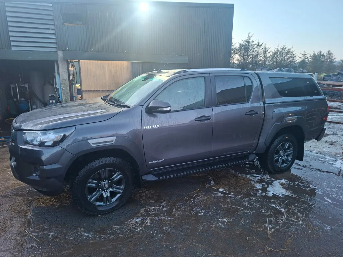 Toyota hilux invincible X - Image 3