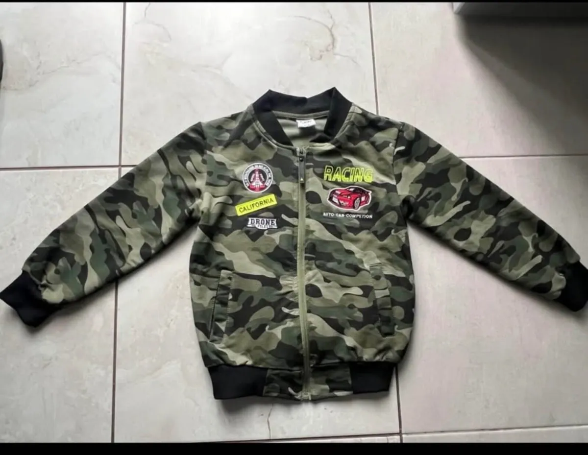 hooded sweatshirt with zipper size 122 cm - Image 1