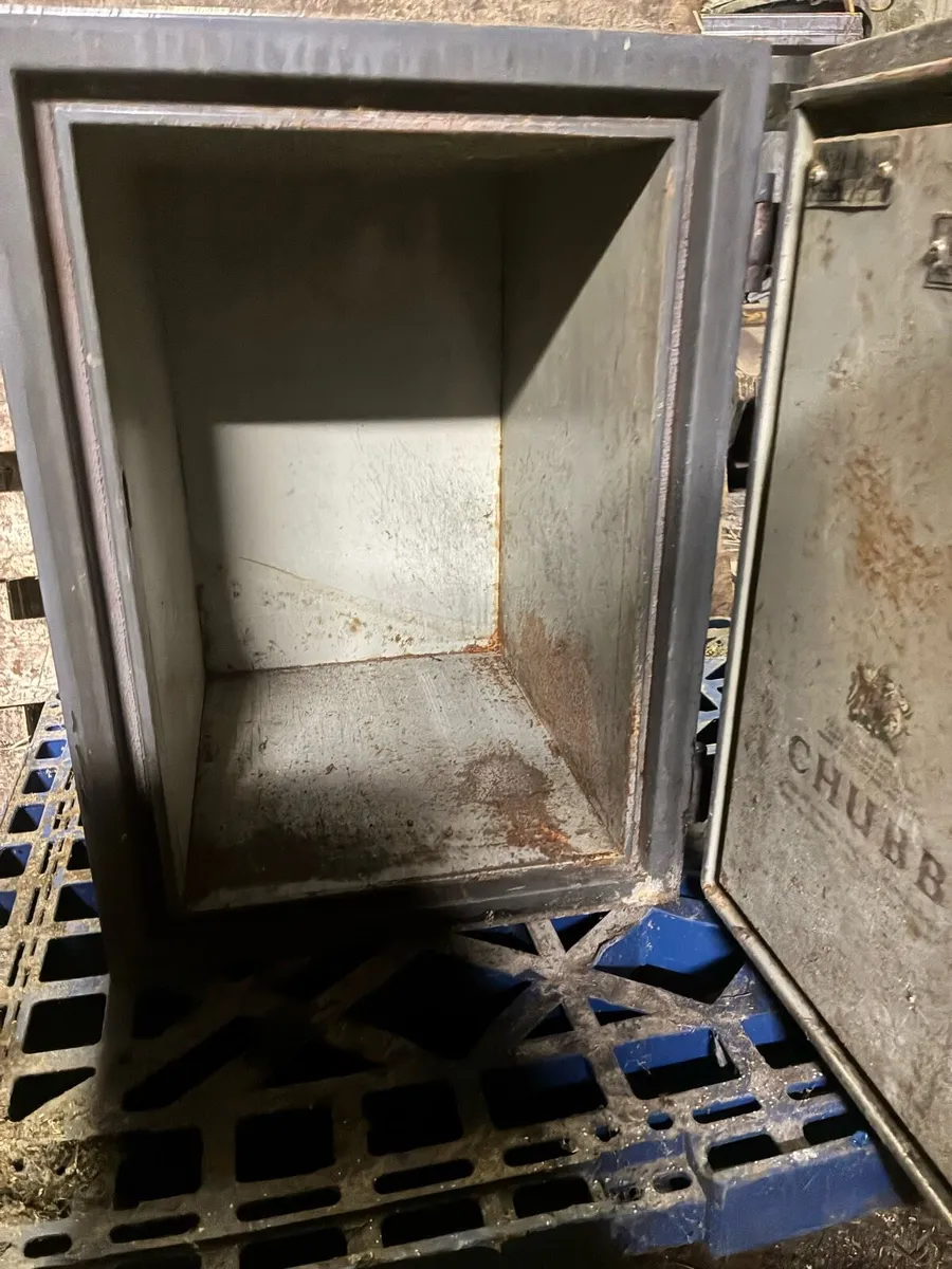 Chubb fireproof safe - Image 4