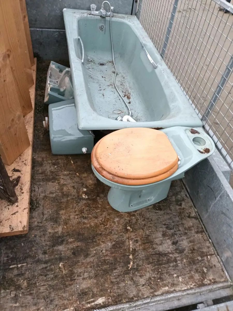 Green Bathroom suite - Image 1