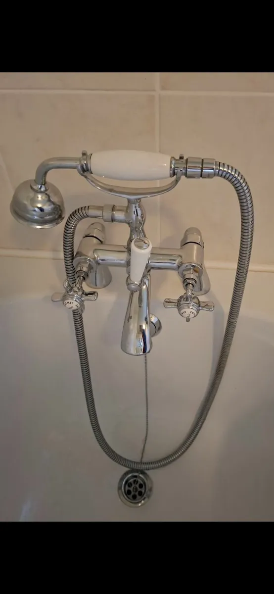 Bathroom suite - Image 1