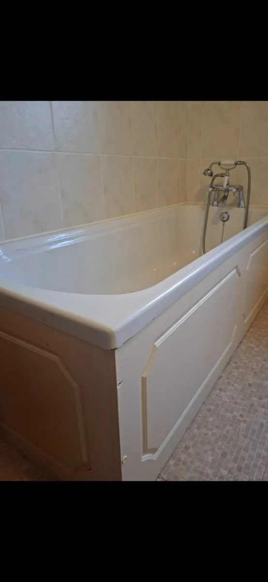 Bathroom suite - Image 2