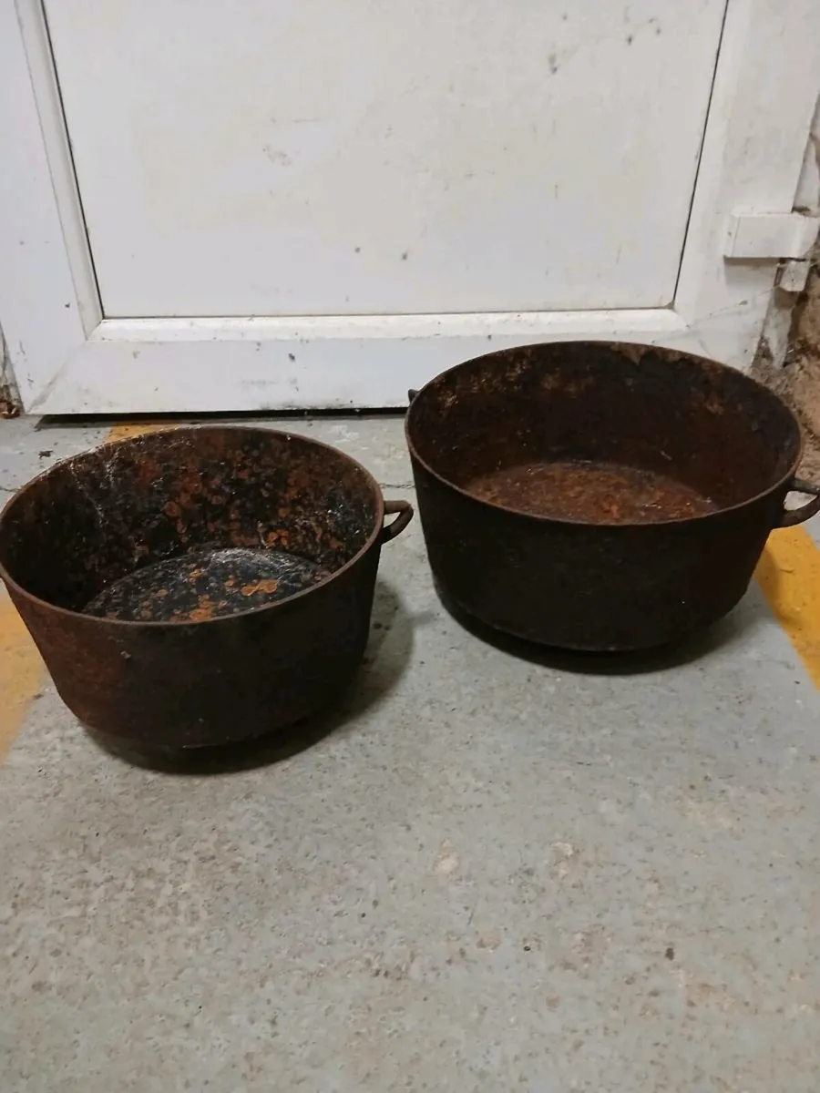 Two cooking pots - Image 1