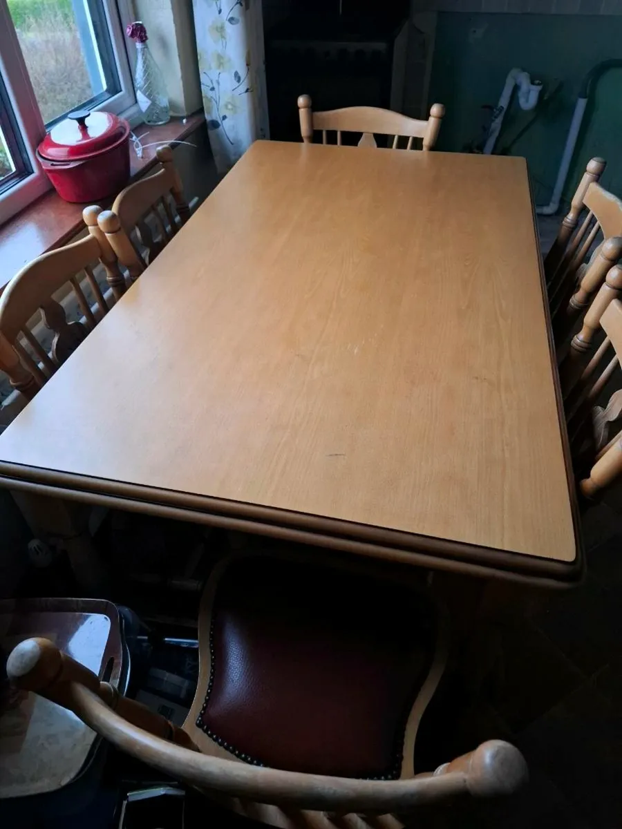 Table and chairs - Image 1