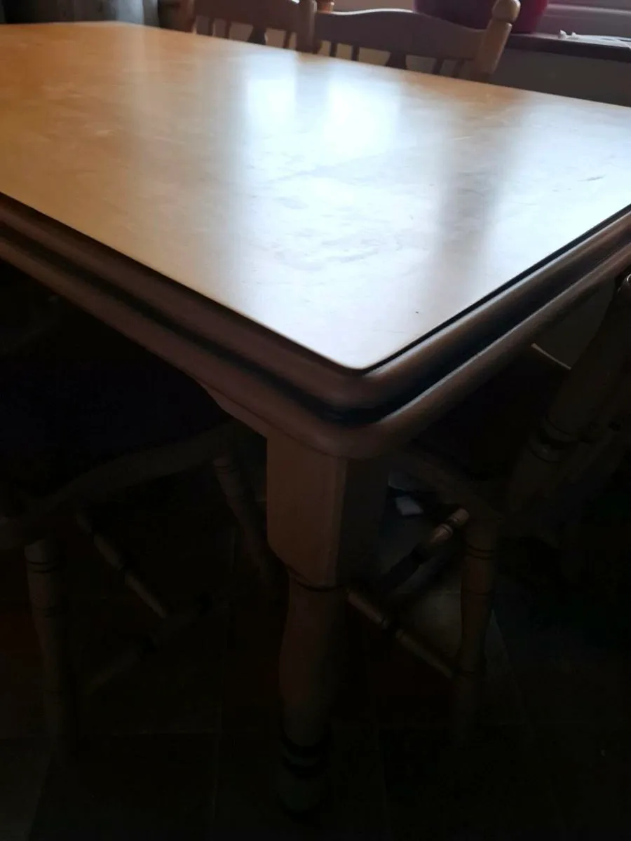 Table and chairs - Image 3