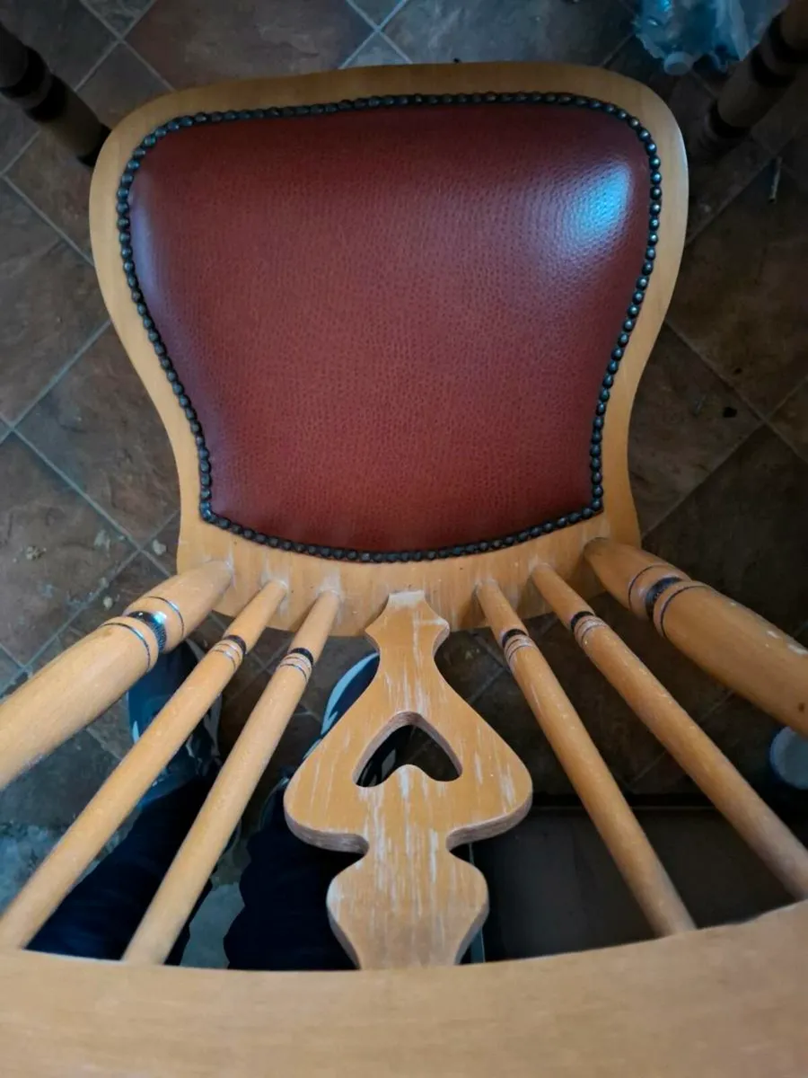 Table and chairs - Image 4