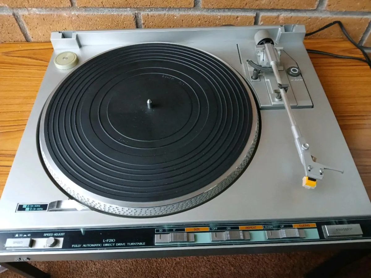 Jvc precision turntable L-F210 - Image 1