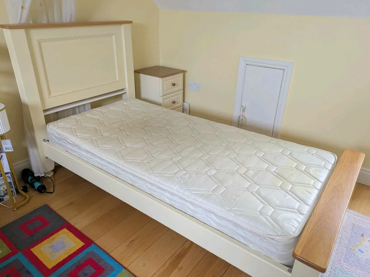 Single bed with mattress - Image 1
