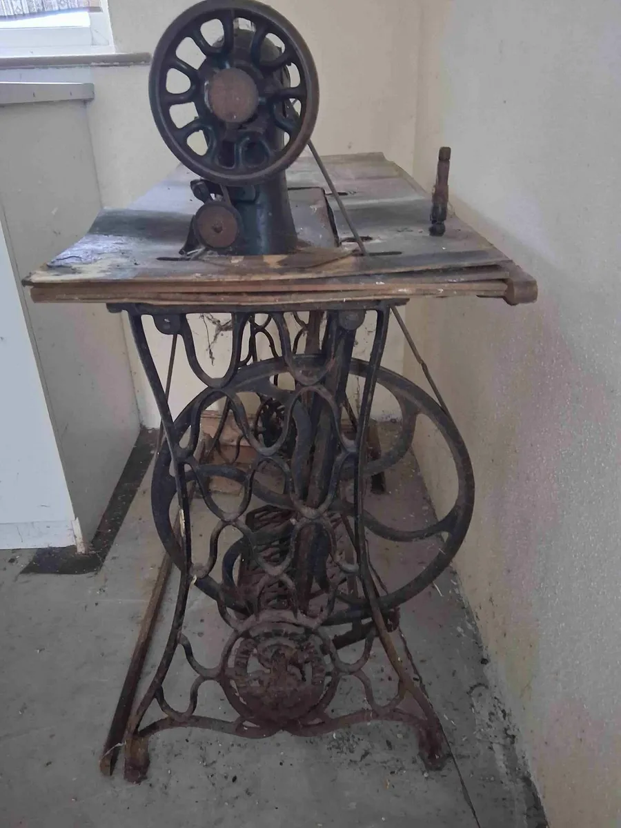 Antiques & Collectibles: "sewing machine" - Image 1