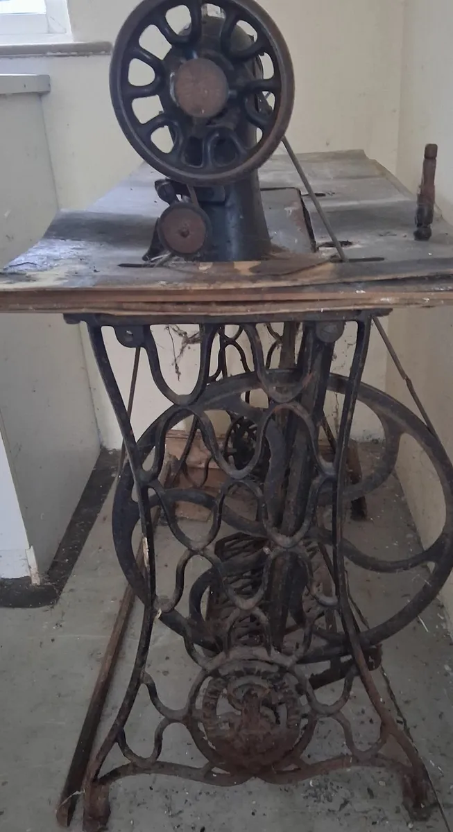 Antiques & Collectibles: "sewing machine" - Image 2