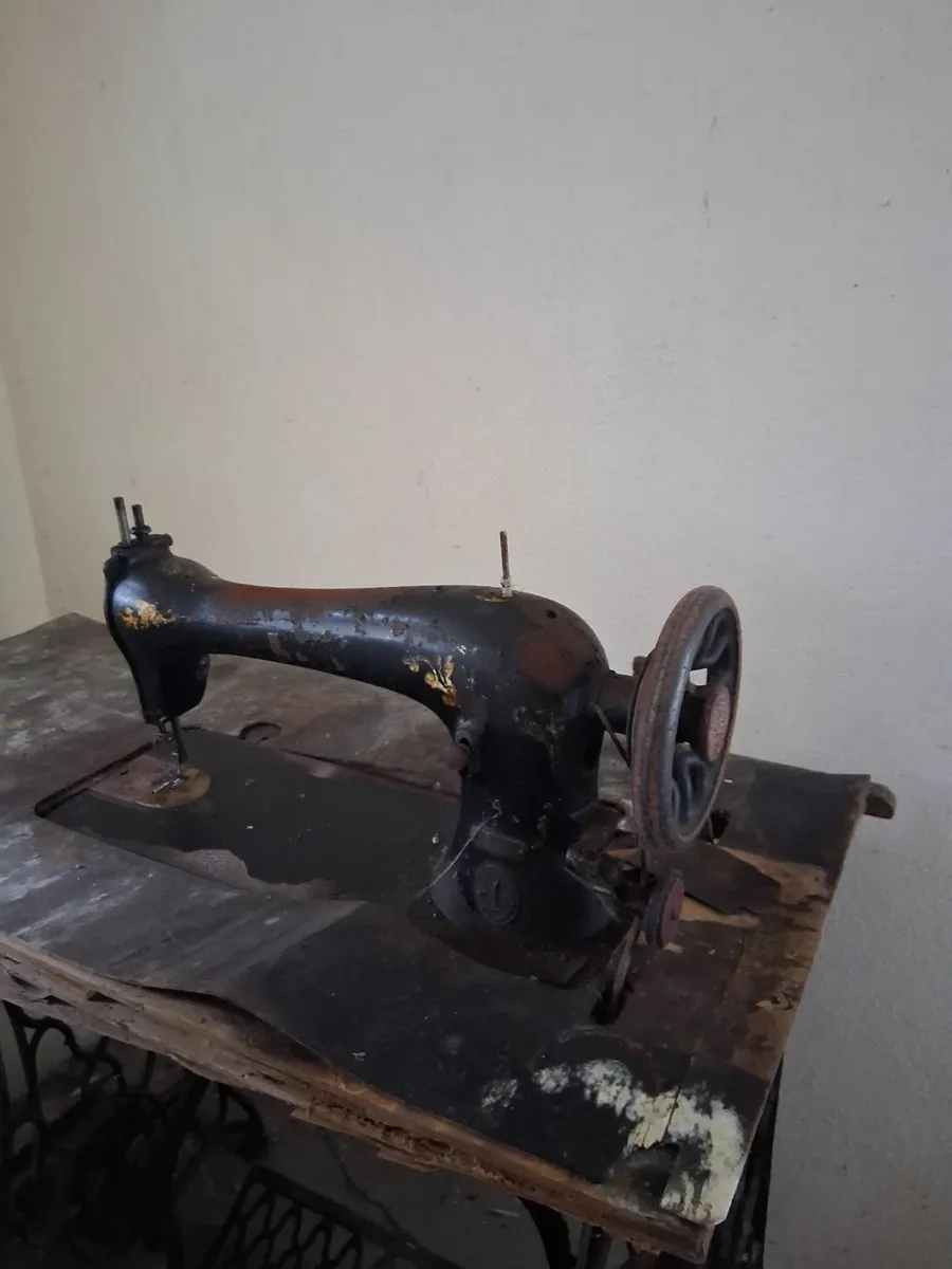 Antiques & Collectibles: "sewing machine" - Image 4