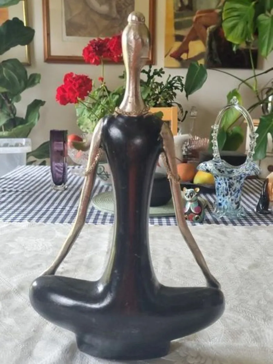 Vintage figurine of a meditating woman - Image 2