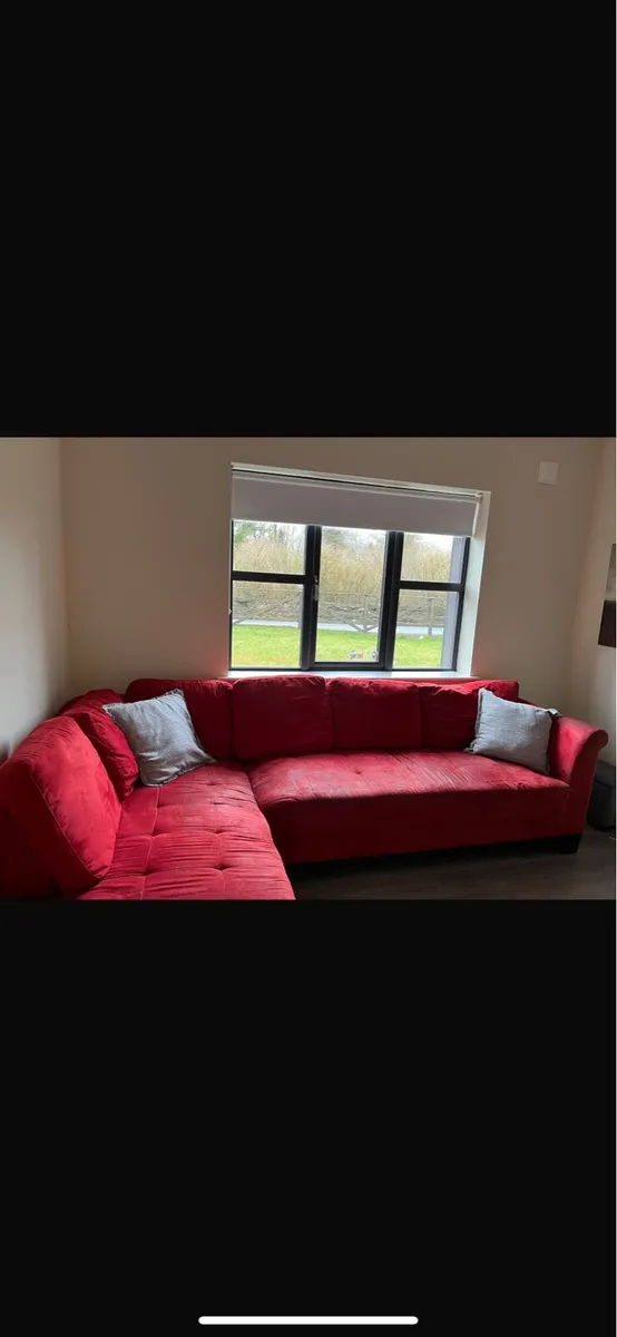 Red couch - Image 1