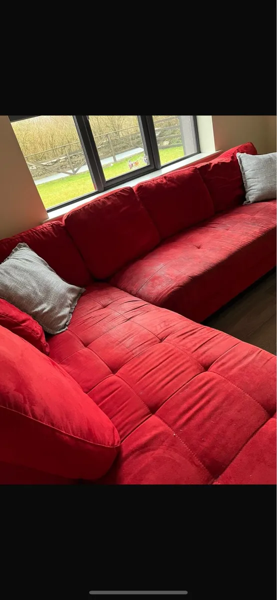 Red couch - Image 2