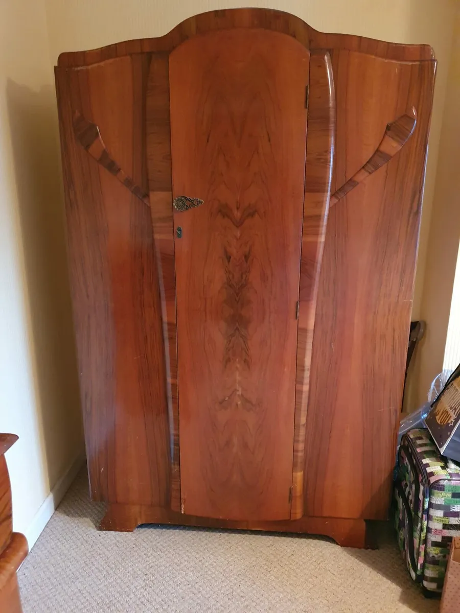 Collection of antique bedroom furniture - Image 1