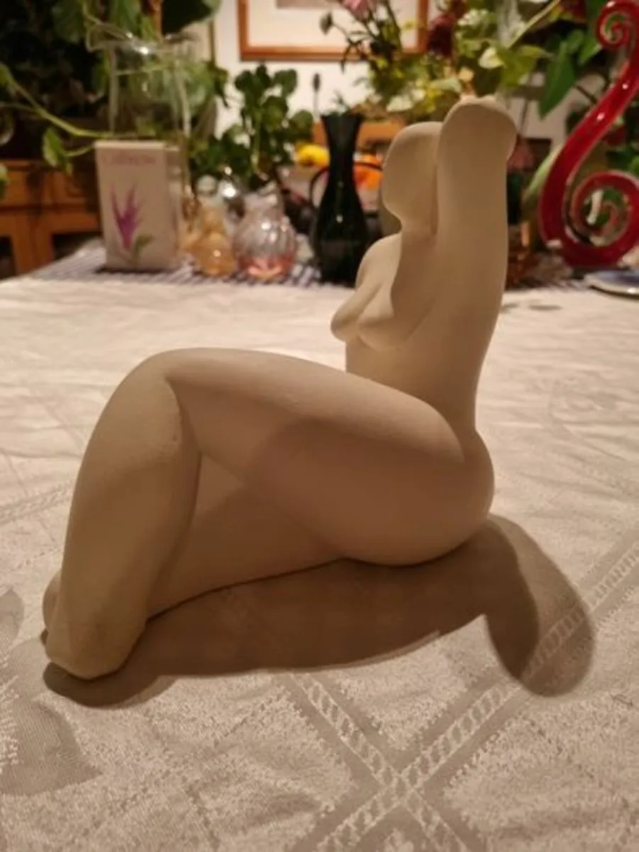Female figurine made of white stone - Artistorika - Image 4