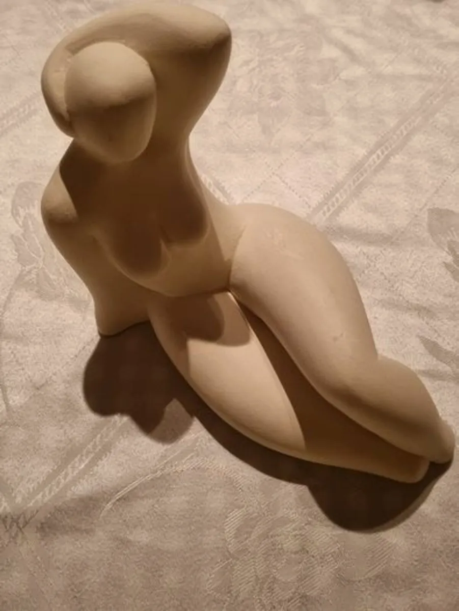 Female figurine made of white stone - Artistorika - Image 3