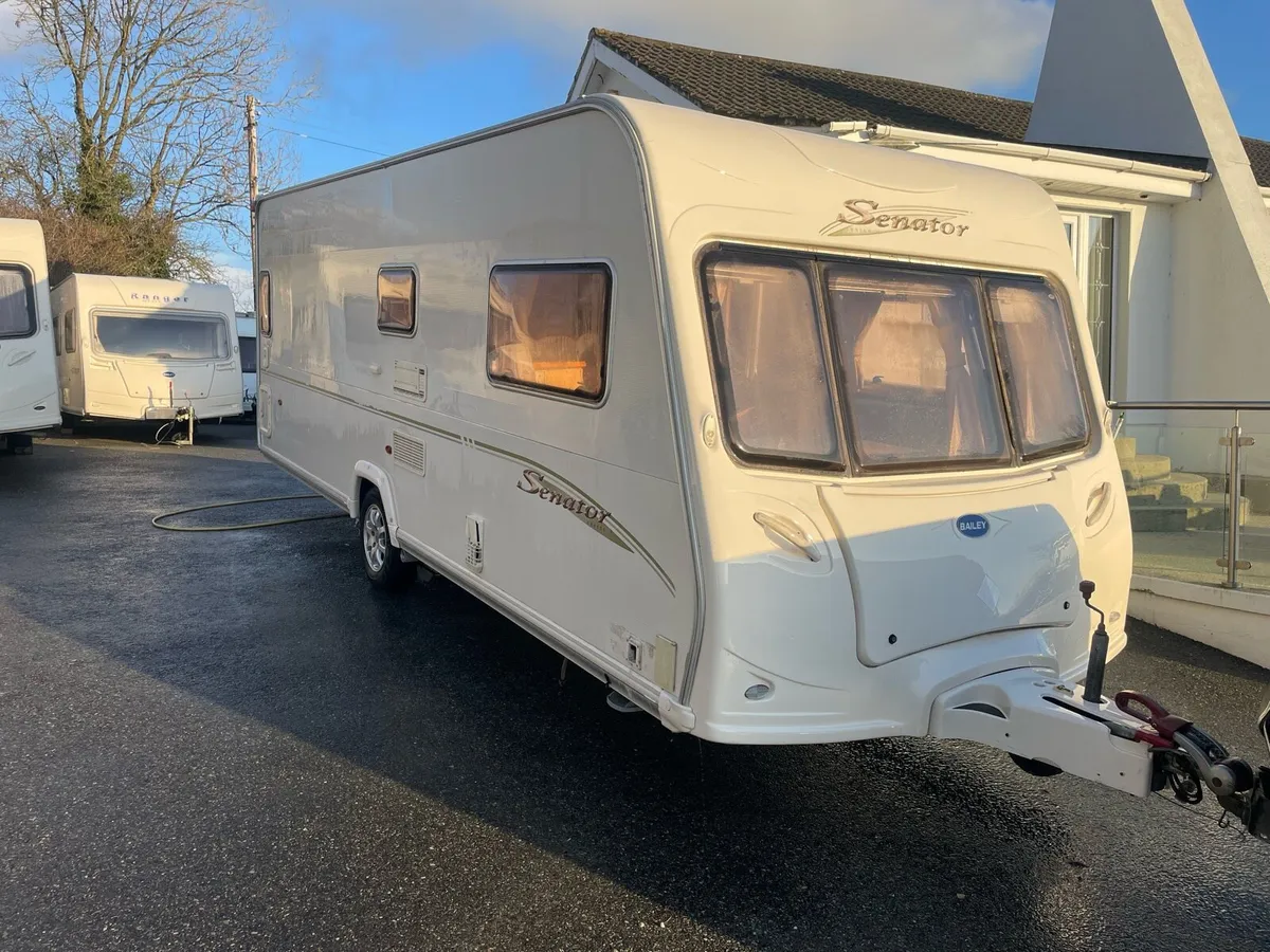 4 birth fixed bed caravan light weight - Image 2