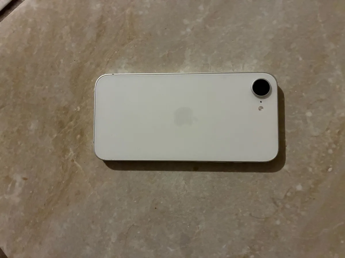 iPhone 16E - Image 3